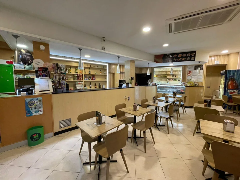 Interior do Café 3 Emes, com mesas e balcão