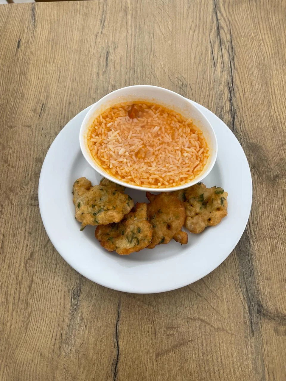 Prato caseiro acompanhado de arroz, fotografado no café